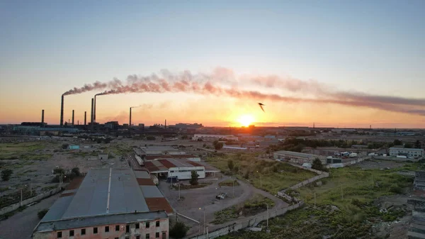 Um pôr-do-sol épico com vista para a fábrica de fumo — Fotografia de Stock