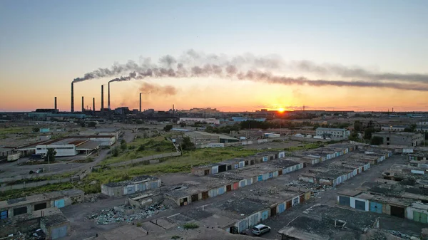 Um pôr-do-sol épico com vista para a fábrica de fumo — Fotografia de Stock