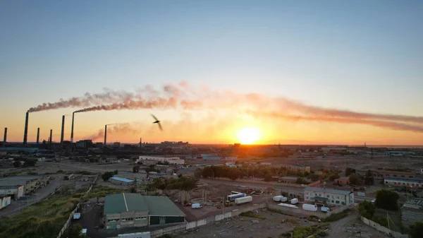Un coucher de soleil épique avec vue sur la fumée de l'usine — Photo