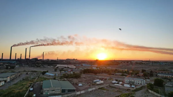 Ein epischer Sonnenuntergang mit Blick auf den Rauch der Fabrik — Stockfoto