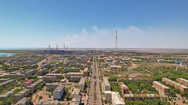 Drone vista della piccola città di Balkhash. Immagine Stock