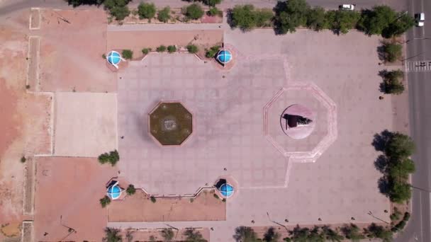 Widok z drona na placu w małym miasteczku — Wideo stockowe