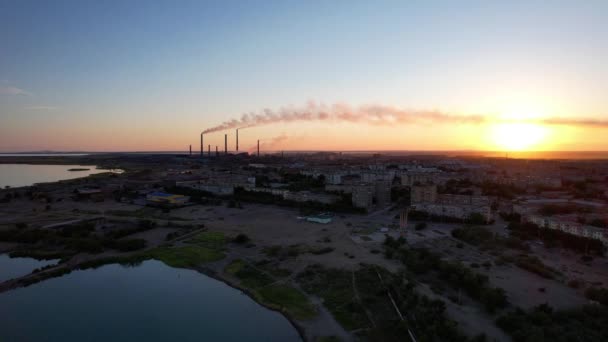 Епічний захід сонця з видом на курильну фабрику — стокове відео