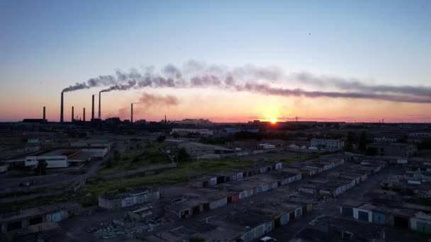 En episk solnedgång med utsikt över fabriksröken — Stockvideo