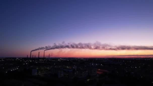 Ein epischer Sonnenuntergang mit Blick auf die rauchende Fabrik — Stockvideo