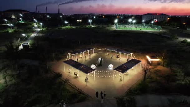 La gente se está relajando en el parque nocturno. — Vídeos de Stock