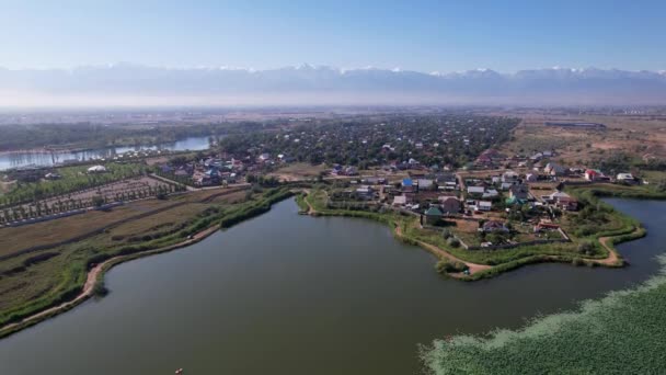 Paisaje en el lago, casas y montañas — Vídeos de Stock