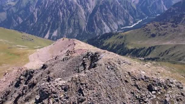 Karatê treinando em um pico entre as montanhas. — Vídeo de Stock