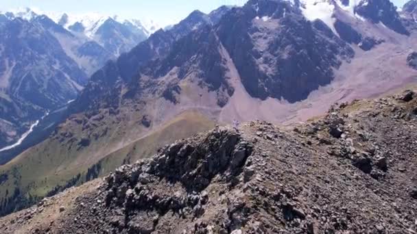 Karatê treinando em um pico entre as montanhas. — Vídeo de Stock