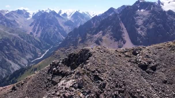 Entrenamiento de karate en un pico entre las montañas. — Vídeo de stock
