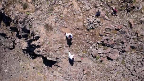 Entrenamiento de karate en un pico entre las montañas. — Vídeo de stock