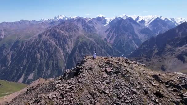 Entrenamiento de karate en un pico entre las montañas. — Vídeo de stock