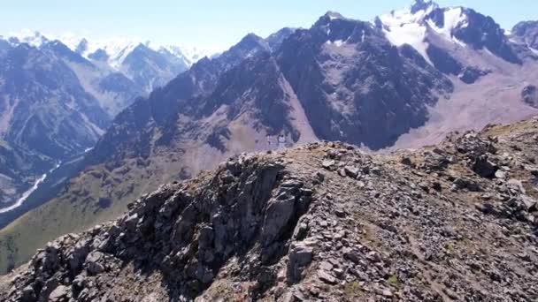 Entrenamiento de karate en un pico entre las montañas. — Vídeo de stock