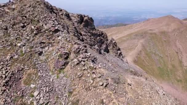 Montagnes rocheuses et ciel d'un drone. — Video