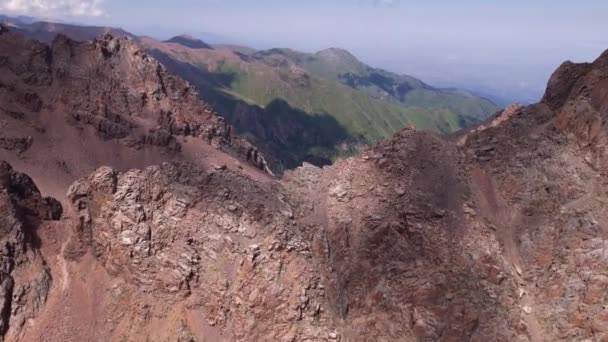 Des pics de pierre avec des falaises. L'herbe pousse par endroits. — Video