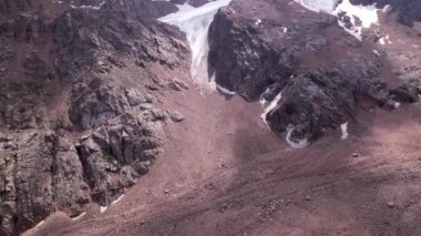 Kayalıklarla dolu taş zirveler. Çimenler her yerde yetişir.