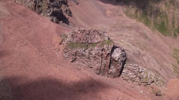 Кам'яні вершини зі скелями. Трава росте в місцях . — стокове відео
