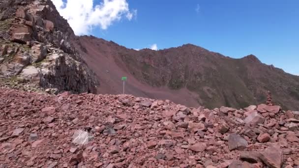 Picchi di pietra con scogliere. L'erba cresce in luoghi. — Video Stock