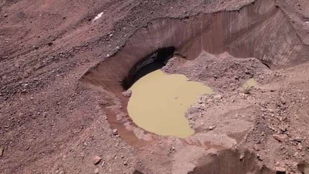 Um lago moraine entre uma geleira coberta com rochas — Vídeo de Stock