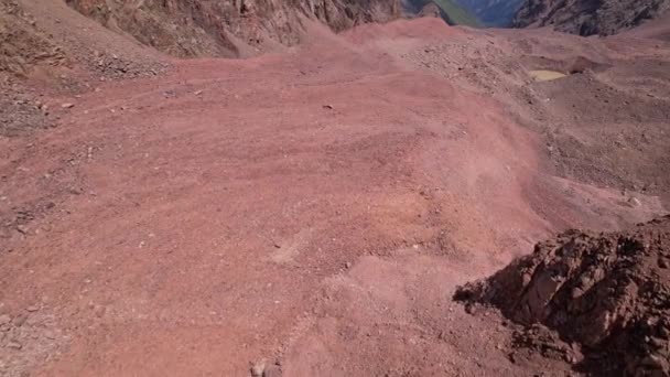 Um lago moraine entre uma geleira coberta com rochas — Vídeo de Stock