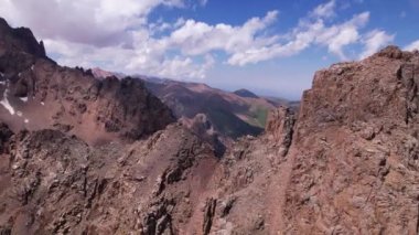 Buzla kaplı yüksek kayalık dağlar.