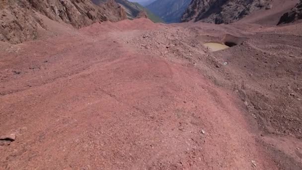 Kayalarla kaplı bir buzulun arasında moraine gölü. — Stok video