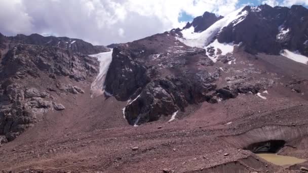 Високі скелясті гори покриті льодом у місцях . — стокове відео