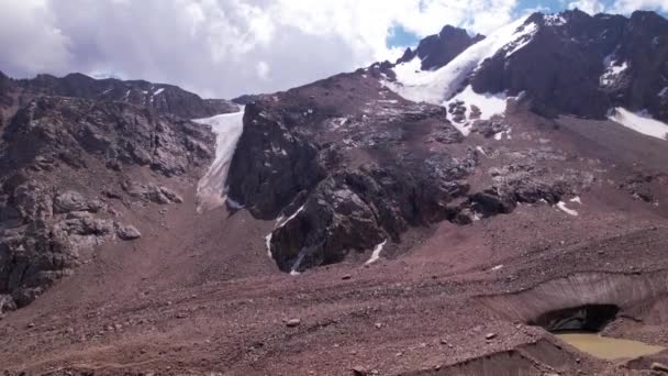 Hohe felsige Berge, stellenweise mit Eis bedeckt. — Stockvideo