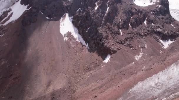 Hohe felsige Berge, stellenweise mit Eis bedeckt. — Stockvideo