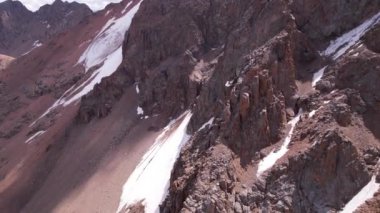 Buzla kaplı yüksek kayalık dağlar.