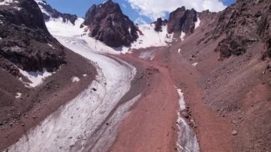 Buzla kaplı yüksek kayalık dağlar.