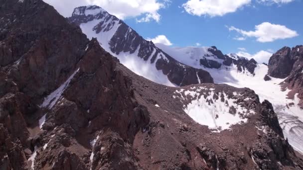 Hoge rotsachtige bergen bedekt met ijs op plaatsen. — Stockvideo