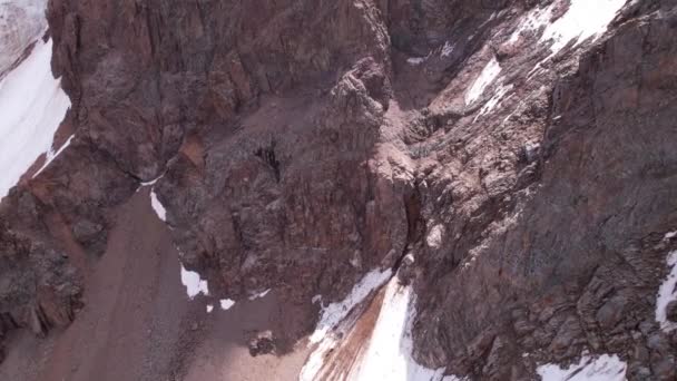 場所に氷で覆われた高い岩の山. — ストック動画