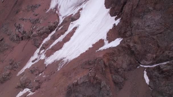 Altas montanhas rochosas cobertas de gelo em lugares. — Vídeo de Stock