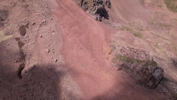 Hohe felsige Berge, stellenweise mit Eis bedeckt. — Stockvideo