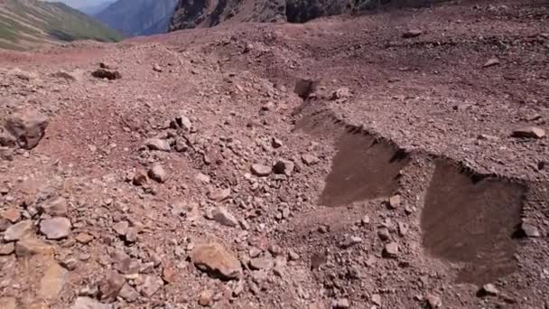 Egy repedés egy sziklákkal borított gleccseren.. — Stock videók