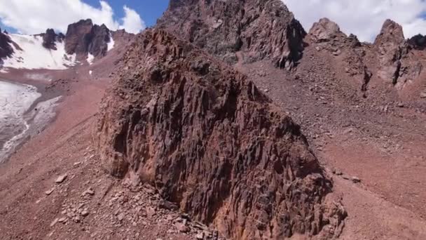 Magas sziklás hegyek borított jég helyeken. — Stock videók