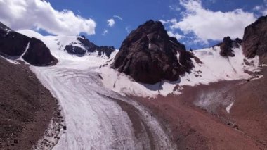 Buzla kaplı yüksek kayalık dağlar.