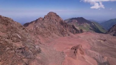 Buzla kaplı yüksek kayalık dağlar.