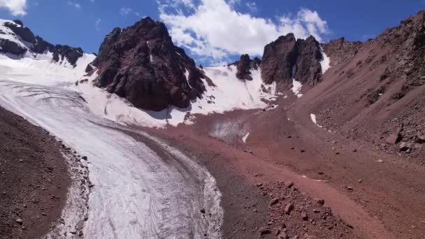 Altas montañas rocosas cubiertas de hielo en lugares. — Vídeo de stock