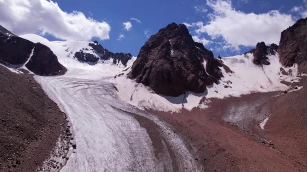 Altas montañas rocosas cubiertas de hielo en lugares. — Vídeos de Stock