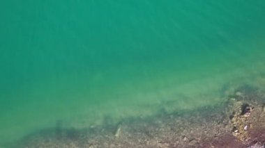 Yeşil suyun manzarası. Su arkaplanı.