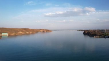 Sürat tekneleri boğazdan geçiyor. Üst görünüm.