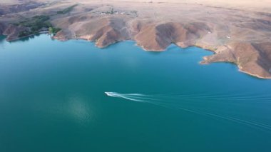 Sürat tekneleri boğazdan geçiyor. Üst görünüm.