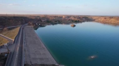 Baraj ve köprü manzaralı gün batımı.