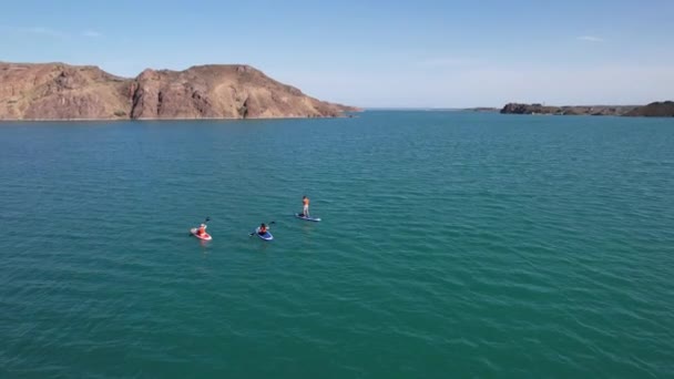 Bir grup insan gölde sup sörfü yapıyor.. — Stok video
