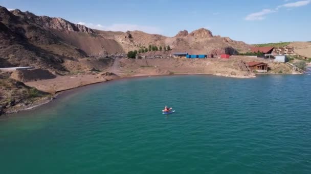 일단 의 사람들 이 호수에서 파도타기를 한다. — 비디오