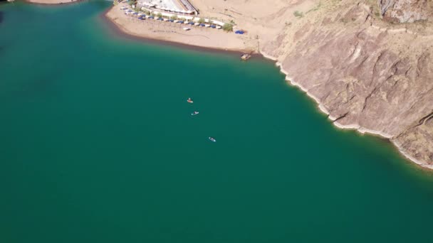 Eine Gruppe von Leuten fährt auf dem See Sup-Surfen. — Stockvideo