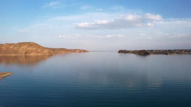 Un lungo ponte sul lago attraverso lo stretto. — Video Stock