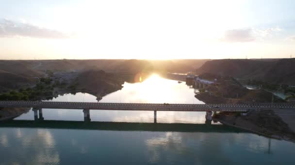 Puesta de sol con vistas a la presa y el puente. — Vídeos de Stock